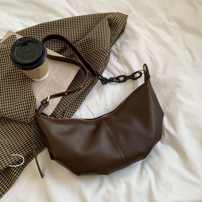 Γυναικεία τσάντα από οικολογικό δέρμα με μακριά λαβή και αγκράφα