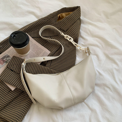 Γυναικεία τσάντα από οικολογικό δέρμα με μακριά λαβή και αγκράφα