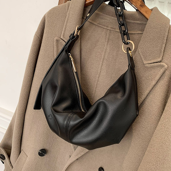 Γυναικεία τσάντα από οικολογικό δέρμα με μακριά λαβή και αγκράφα