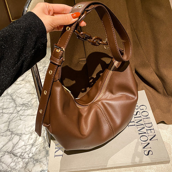 Γυναικεία τσάντα από οικολογικό δέρμα με μακριά λαβή και αγκράφα