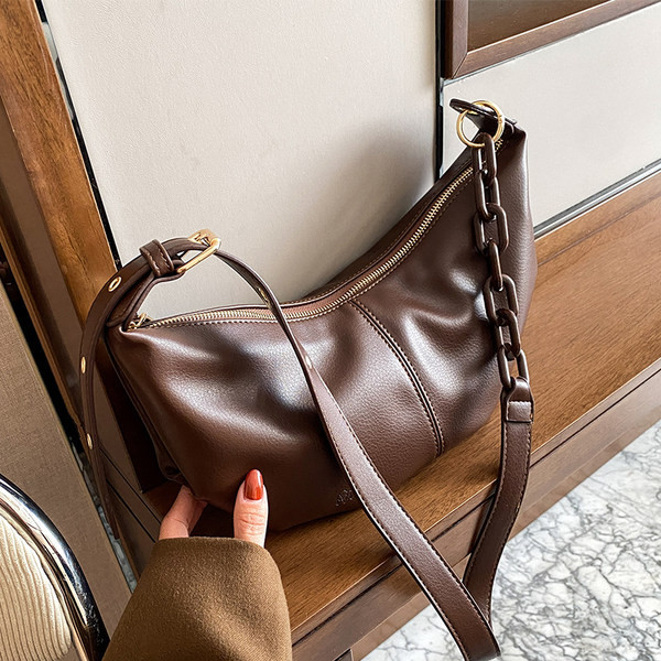 Γυναικεία τσάντα από οικολογικό δέρμα με μακριά λαβή και αγκράφα