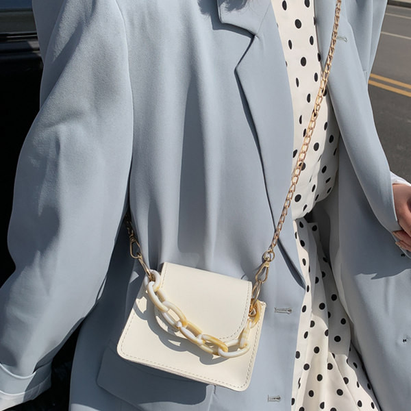 Γυναικεία έκο δερμάτινη τσάντα σε τέσσερα χρώματα και μεταλλική αλυσίδα