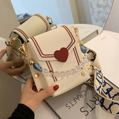 Sieviešu kvadrātveida soma ar cilpiņām un pērlītēm - metāla aizdare