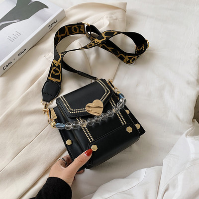 Sieviešu kvadrātveida soma ar cilpiņām un pērlītēm - metāla aizdare