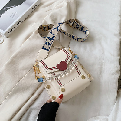 Sieviešu kvadrātveida soma ar cilpiņām un pērlītēm - metāla aizdare