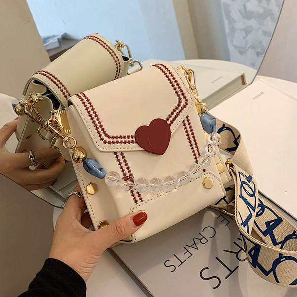 Sieviešu kvadrātveida soma ar cilpiņām un pērlītēm - metāla aizdare