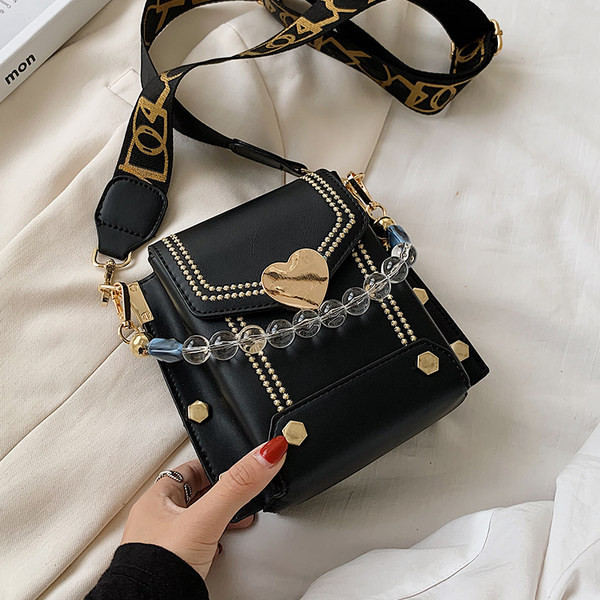 Sieviešu kvadrātveida soma ar cilpiņām un pērlītēm - metāla aizdare