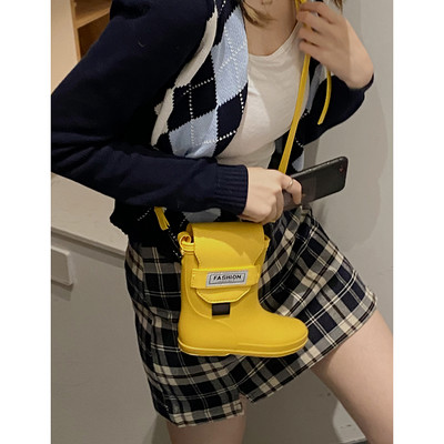 Ikdienas sieviešu soma zābaka formā ar emblēmu