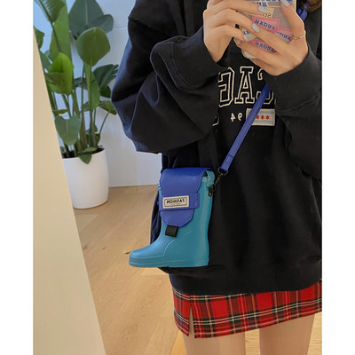 Ikdienas sieviešu soma zābaka formā ar emblēmu