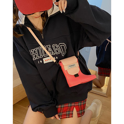 Ikdienas sieviešu soma zābaka formā ar emblēmu