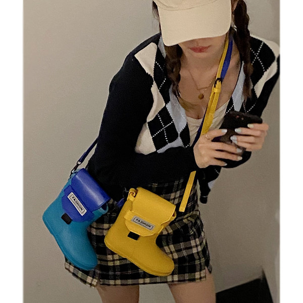 Ikdienas sieviešu soma zābaka formā ar emblēmu