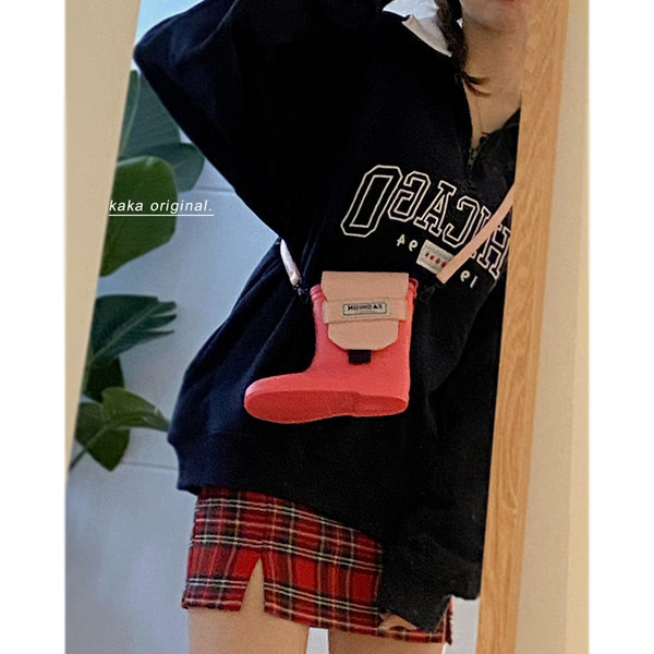 Ikdienas sieviešu soma zābaka formā ar emblēmu