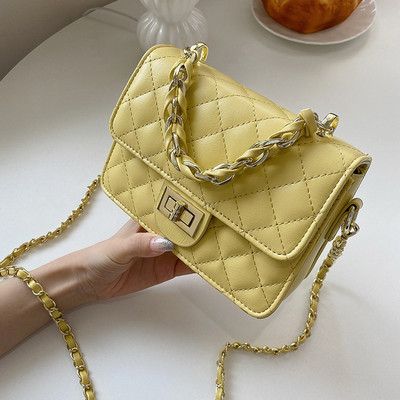 Γυναικεία μοντέρνα τσάντα με μεταλλική στερέωση και λαβή