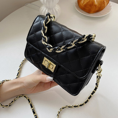 Γυναικεία μοντέρνα τσάντα με μεταλλική στερέωση και λαβή