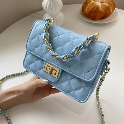 Γυναικεία μοντέρνα τσάντα με μεταλλική στερέωση και λαβή