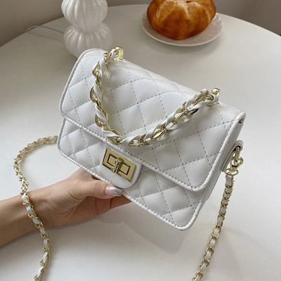 Γυναικεία μοντέρνα τσάντα με μεταλλική στερέωση και λαβή