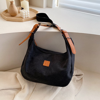 Γυναικεία καθημερινή τσάντα με ρυθμιζόμενη λαβή και έμβλημα