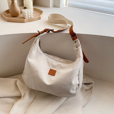 Γυναικεία καθημερινή τσάντα με ρυθμιζόμενη λαβή και έμβλημα