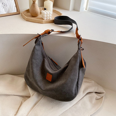 Γυναικεία καθημερινή τσάντα με ρυθμιζόμενη λαβή και έμβλημα