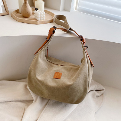 Γυναικεία καθημερινή τσάντα με ρυθμιζόμενη λαβή και έμβλημα