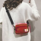 Γυναικεία καθημερινή τσάντα με έμβλημα και μακριά λαβή