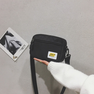 Γυναικεία καθημερινή τσάντα με έμβλημα και μακριά λαβή