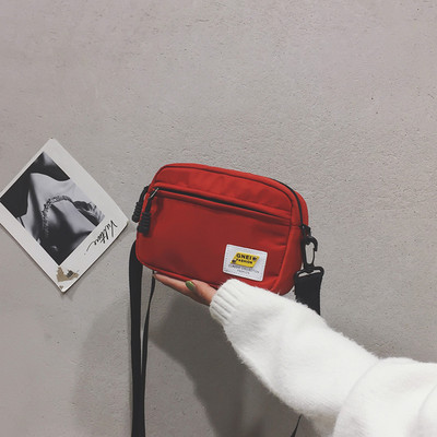 Γυναικεία καθημερινή τσάντα με έμβλημα και μακριά λαβή