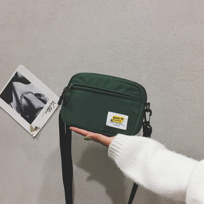 Γυναικεία καθημερινή τσάντα με έμβλημα και μακριά λαβή