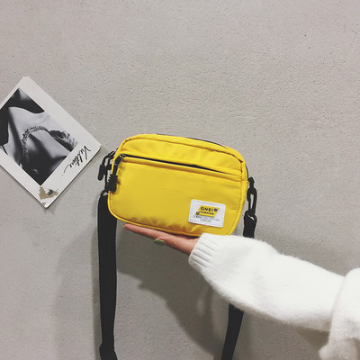 Γυναικεία καθημερινή τσάντα με έμβλημα και μακριά λαβή