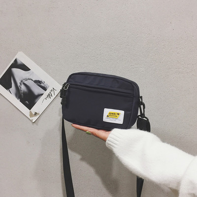 Γυναικεία καθημερινή τσάντα με έμβλημα και μακριά λαβή