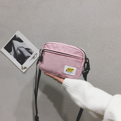 Γυναικεία καθημερινή τσάντα με έμβλημα και μακριά λαβή