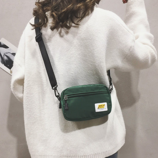 Γυναικεία καθημερινή τσάντα με έμβλημα και μακριά λαβή