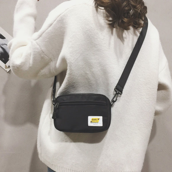 Γυναικεία καθημερινή τσάντα με έμβλημα και μακριά λαβή