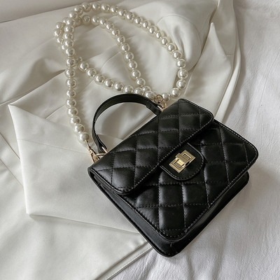 Μοντέρνα μικρή τσάντα με πέρλες και μεταλλική στερέωση