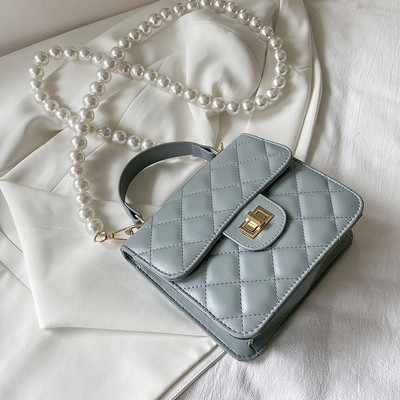 Μοντέρνα μικρή τσάντα με πέρλες και μεταλλική στερέωση