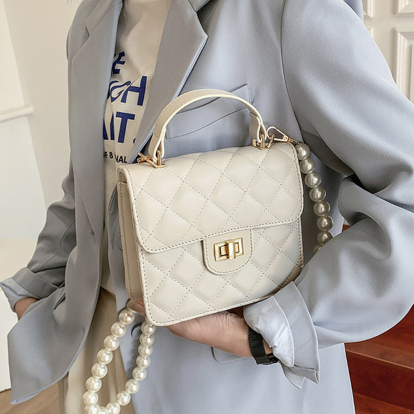 Μοντέρνα μικρή τσάντα με πέρλες και μεταλλική στερέωση