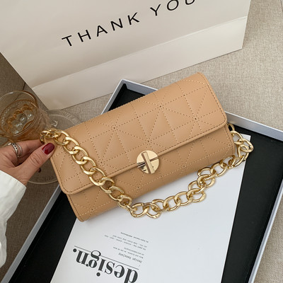 Γυναικεία έκο δερμάτινη τσάντα με μεταλλικό κούμπωμα σε διάφορα χρώματα