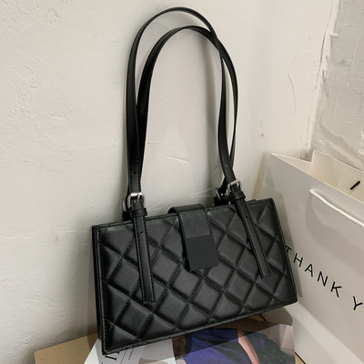 Sieviešu ādas soma ar reljefu ādu un diviem rokturiem