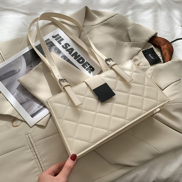 Sieviešu ādas soma ar reljefu ādu un diviem rokturiem