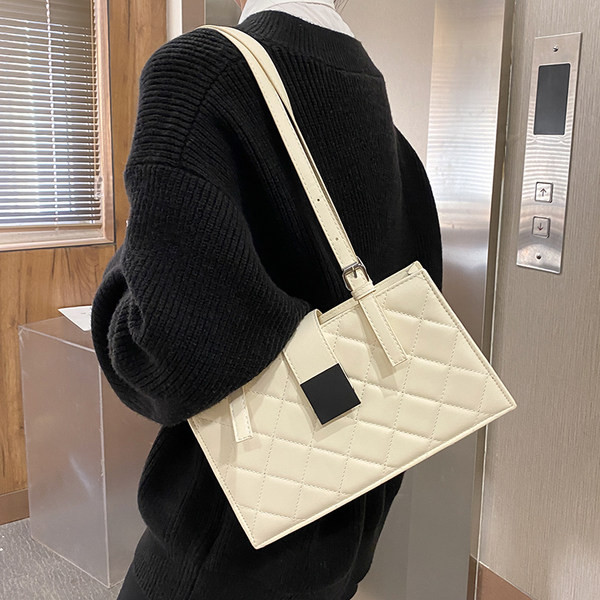 Sieviešu ādas soma ar reljefu ādu un diviem rokturiem