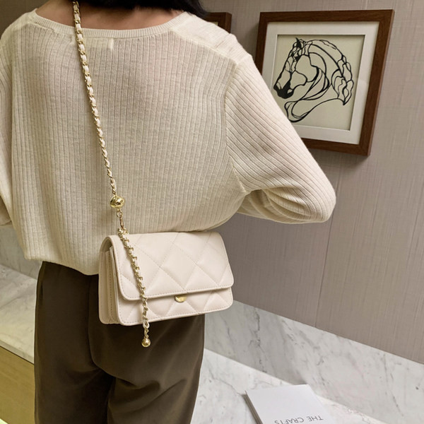 Geanta de dama din piele ecologica - cu maner lung si prindere metalica