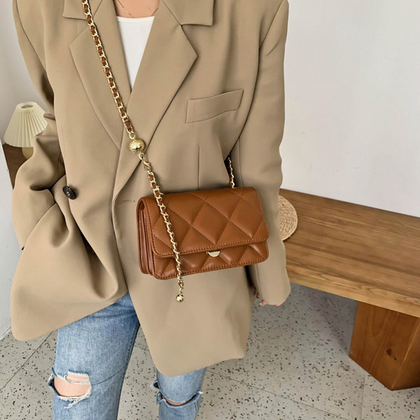 Geanta de dama din piele ecologica - cu maner lung si prindere metalica