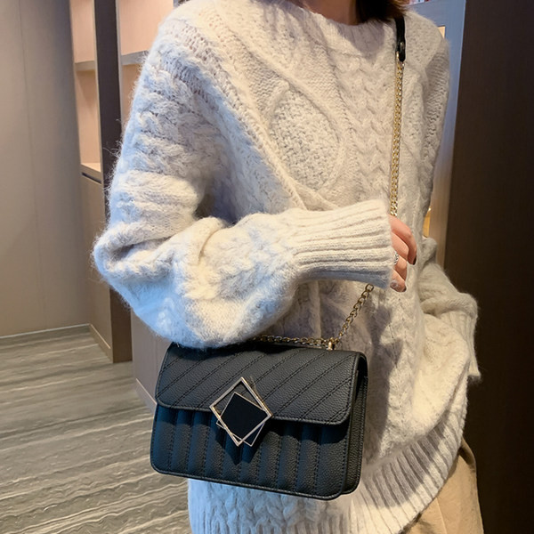 Geanta de dama moderna cu lant si inchizator metalic