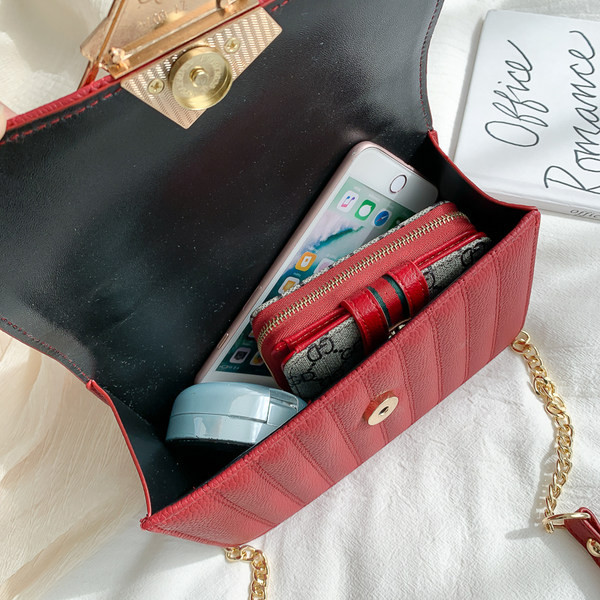 Geanta de dama moderna cu lant si inchizator metalic