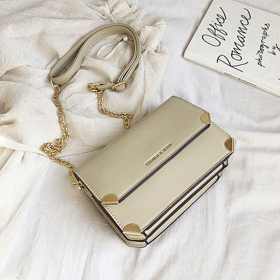 Γυναικεία έκο δερμάτινη τσάντα με μεταλλική λαβή