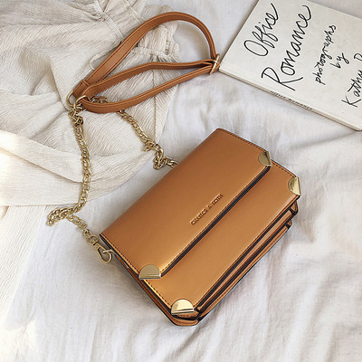 Γυναικεία έκο δερμάτινη τσάντα με μεταλλική λαβή