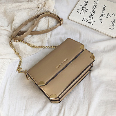 Γυναικεία έκο δερμάτινη τσάντα με μεταλλική λαβή