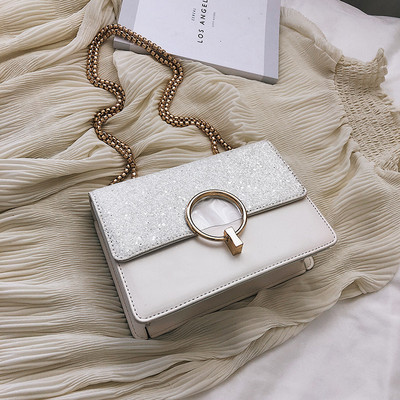 Μοντέρνα γυναικεία τσάντα με μεταλλική λαβή