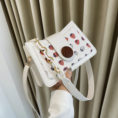 Sieviešu kvadrātveida soma ar aplikāciju un garu rokturi