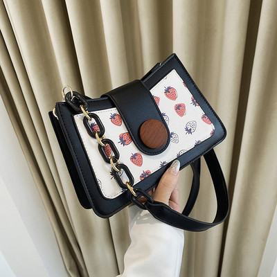 Sieviešu kvadrātveida soma ar aplikāciju un garu rokturi